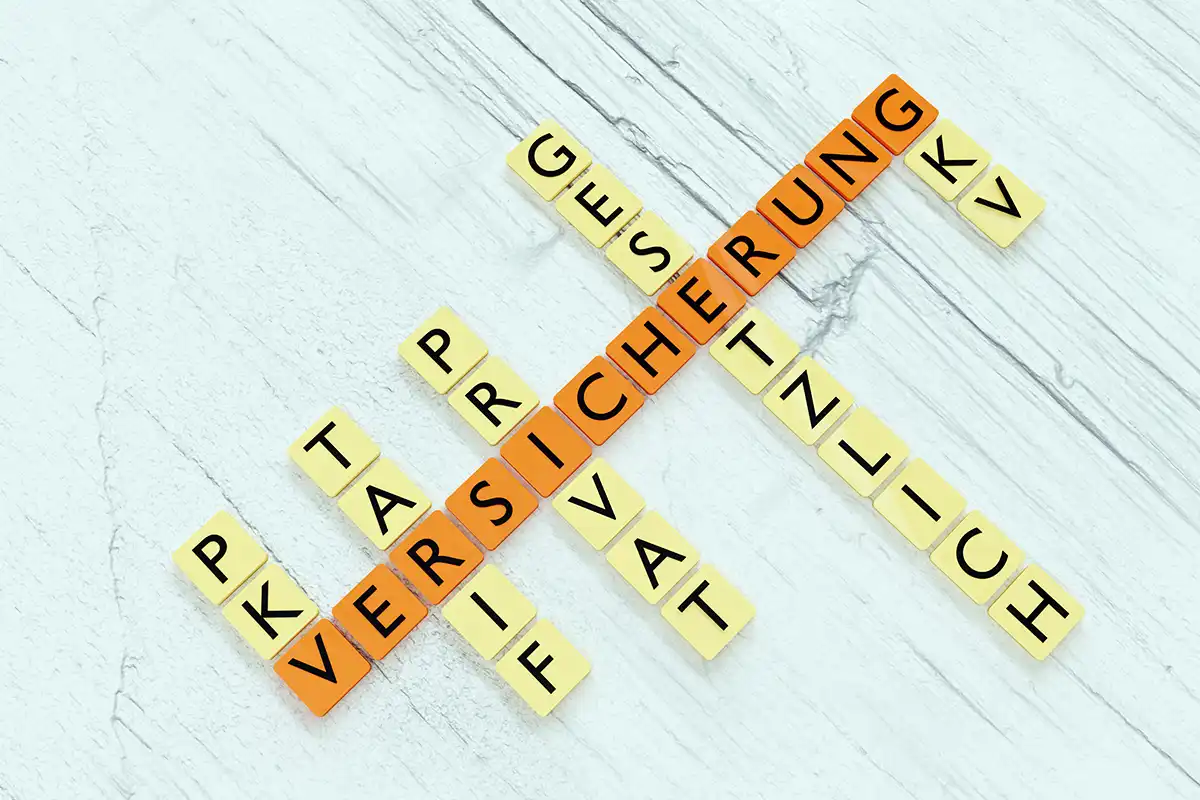 Konzept zu PKV und GKV. Überschneidung der Wörter Versicherung, Tarif, privat und gesetzlich.